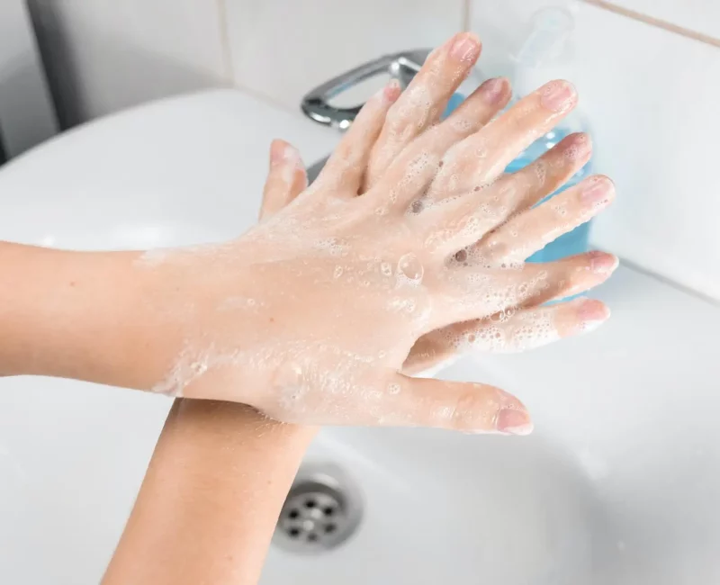 Hand washing in accordance with the rules of the Ministry of Health, Steps 2 out of 5.
